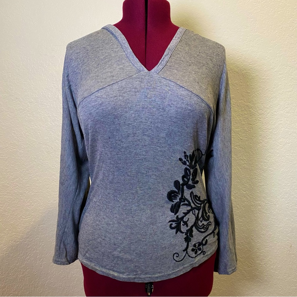 ENTI | Grey Long Sleeve Top with Black Embroidered Detailing L 🖤🥀✨